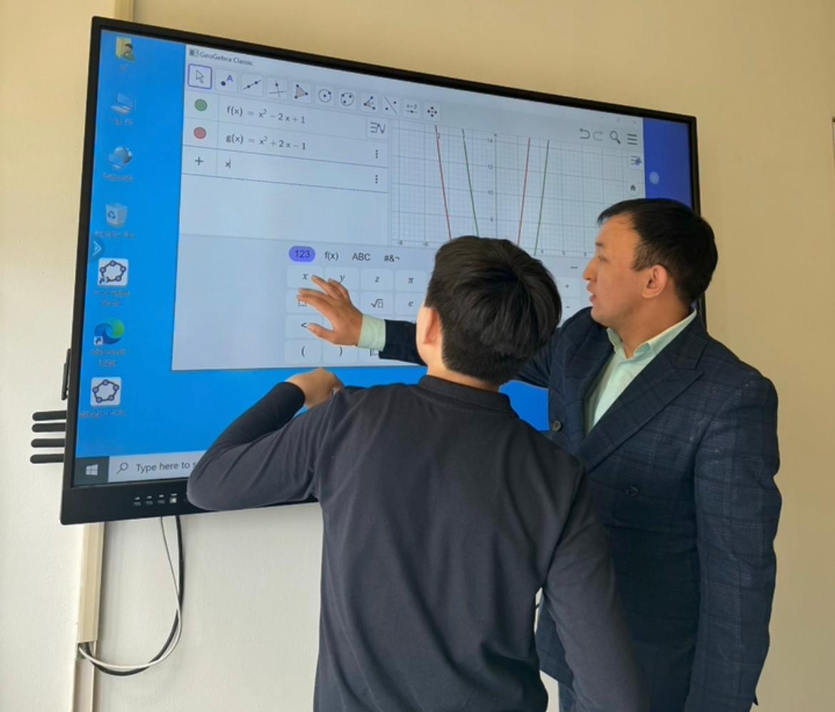 8 «Г» сыныбына «y=ax^2+bx+c функциясының графигі» тақырыбында GeoGebra бағдарламасының мүмкіндіктерін қолдана отырып сабақ өткізілді.
