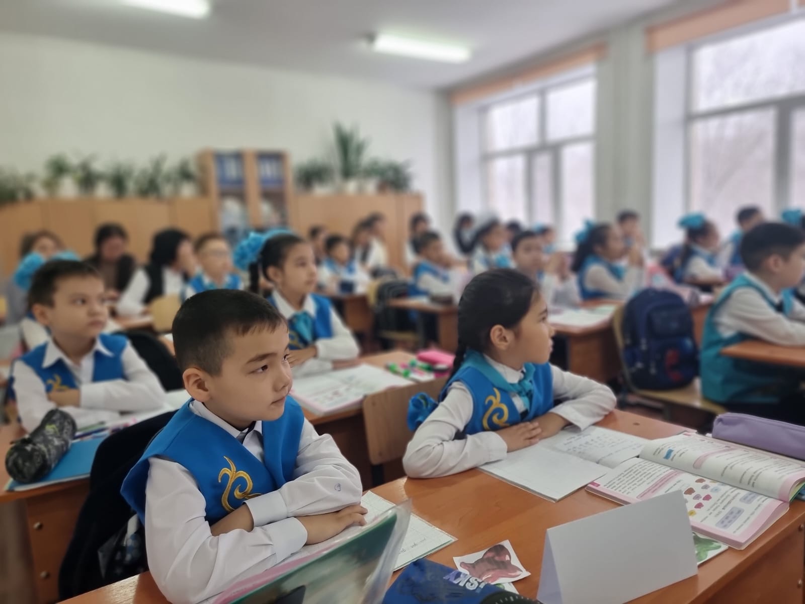 2 «В» сыныбында қазақ тілі пәнінен «Түбір мен қосымша» тақырыбында ашық сабақ өтті.