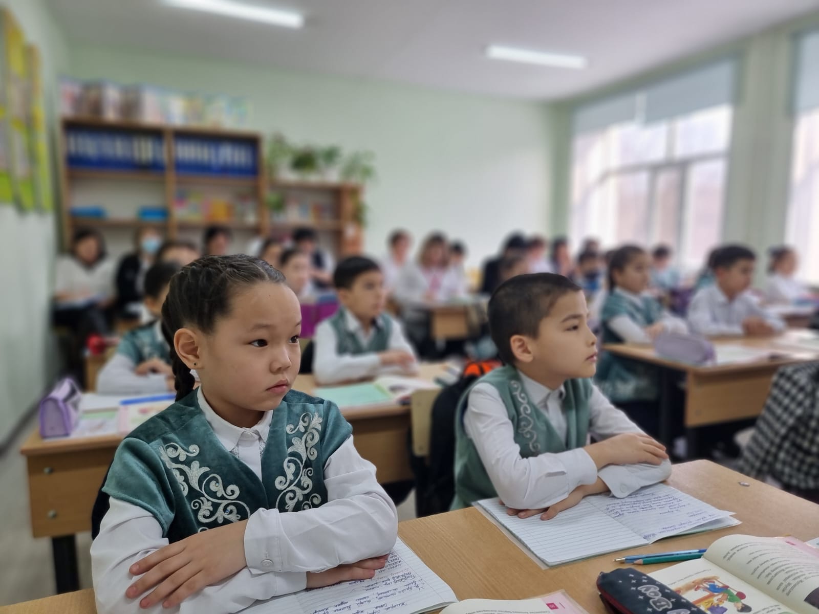 3 ”В” сыныбында қазақ тілі пәнінен «Негізгі және туынды зат есім» тақырыбында ашық сабақ өтті.