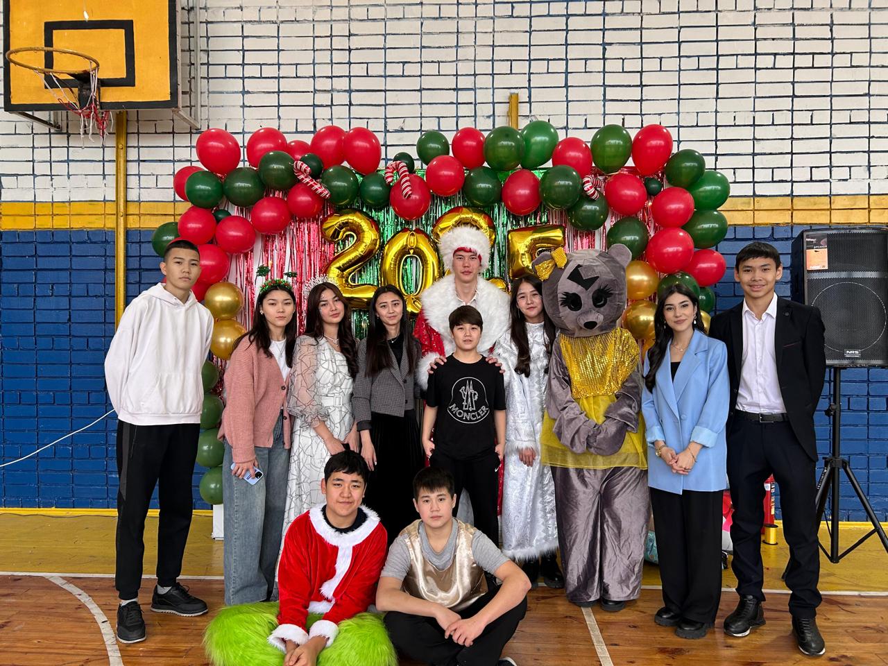 Мектебіміздің өзін- өзі басқару ұйымының ұйымдастыруымен мектебімізде “Қош келдің Жаңа 2025 жыл” атты Жаңа жылдық кеш өтті.