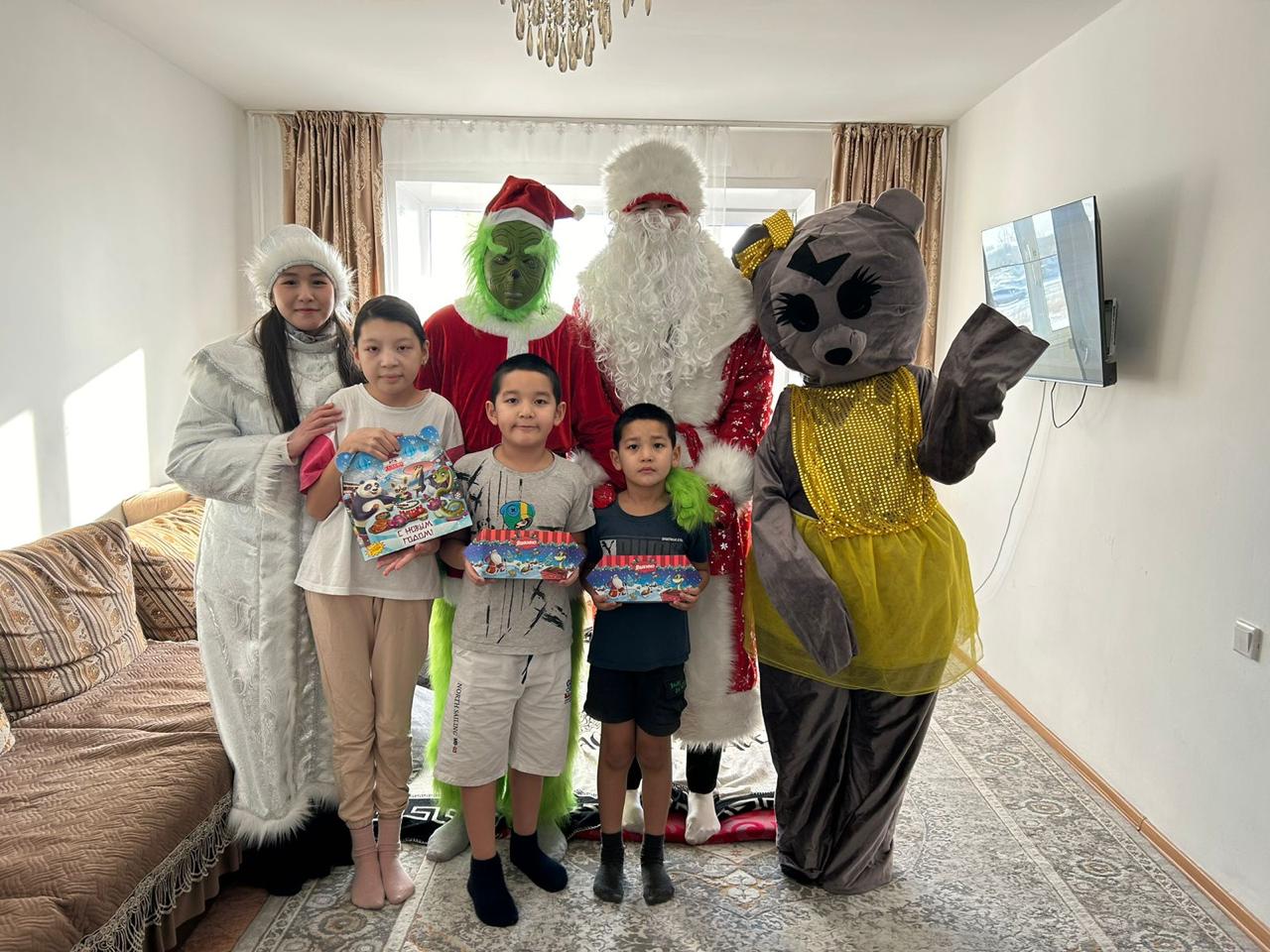 Жаңа жылдық мереке қарсаңында көтеріңкі көңл-күй сыйлап, құттықтап қайтты.