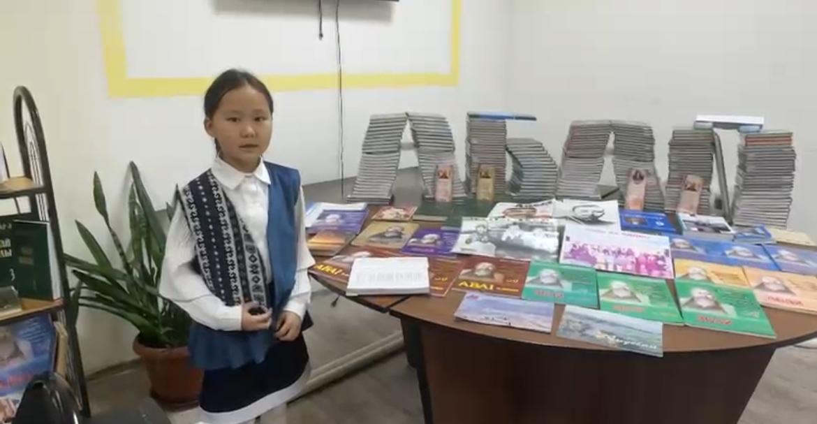 “Әсемпаз болма әрнеге” атты өлеңін мәнерлеп оқып берді.