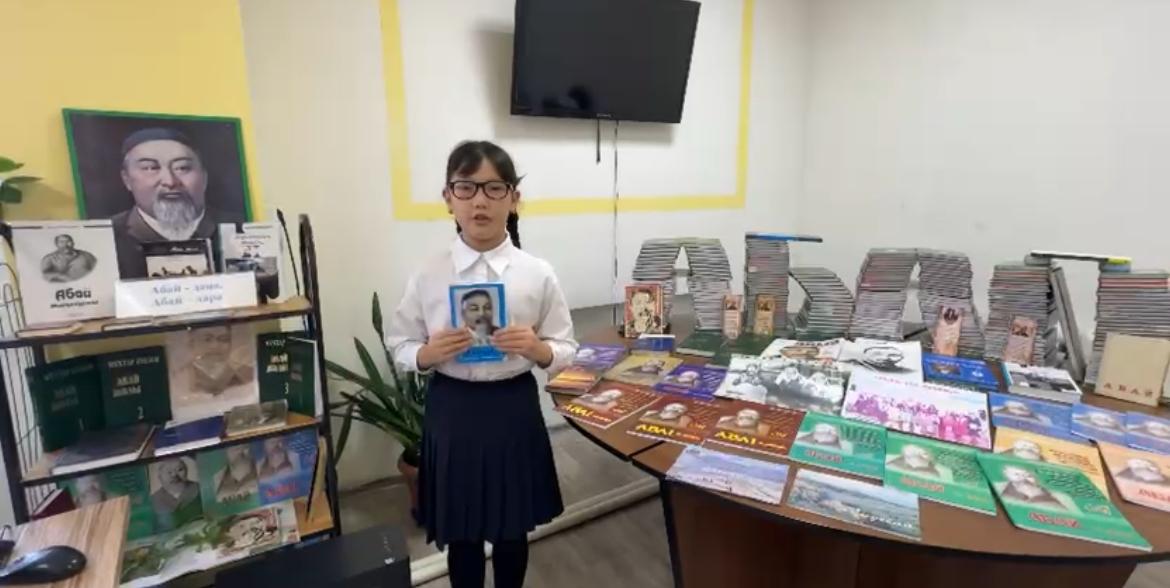 Дулатова Гульназ Абай атамыздың “Ғылым таппай мақтанба” атты өлеңін мәнерлеп оқып берді.