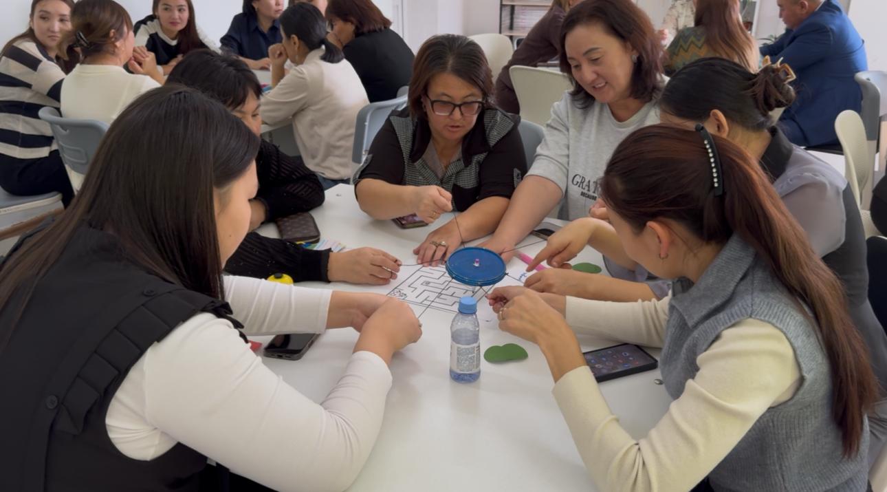 Бүгін мектебімізде мектеп ұстаздарына арналған "Сабақтағы тиімді кері байланыс - оқушы жетістігінің кепілі" атты тақырыпта коучинг өткізілді.